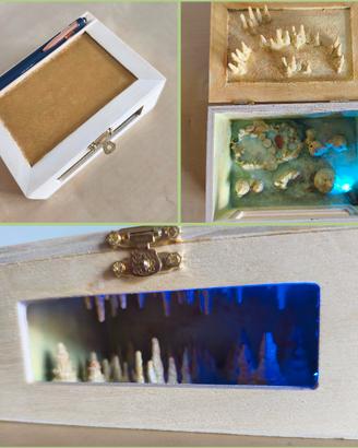Scatola di legno con diorama e poggia penna