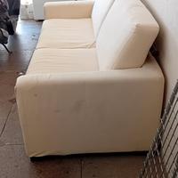 2 divani a due posti cadauno 