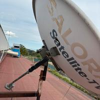 Parabola motorizzata con apparati per farla girare