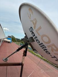 Parabola motorizzata con apparati per farla girare