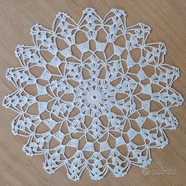 Centrini all’uncinetto fatti a mano - 24 cm