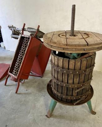 Torchio per uva, diraspatrice e attrezzature vino