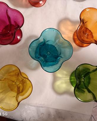 bicchieri colorati a forma di fiore  per gelato 