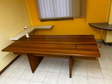 Tavolo in legno robusto, stile classico, da uffici