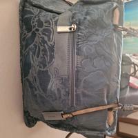 Borsa di velluto blu con motivi floreali.