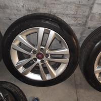 4 gomme 215/50 R17 su cerchi in lega FIAT CROMA 