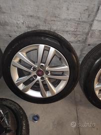 4 gomme 215/50 R17 su cerchi in lega FIAT CROMA 