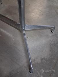 basamento in acciaio cromato per un tavolo da 33,5