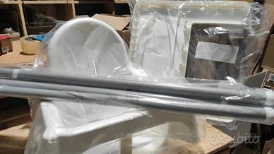 Seggiolone con cintura di sicurezza e vassoio