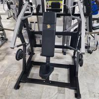 Attrezzo da palestra immacolato pettorali alti