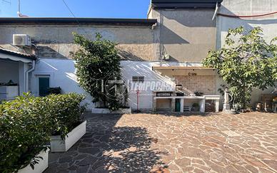PORZIONE DI BIFAMILIARE CON AMPIO GIARDINO