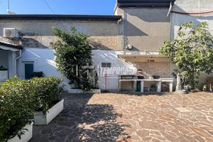 PORZIONE DI BIFAMILIARE CON AMPIO GIARDINO