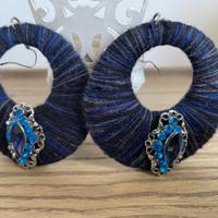 Orecchini a cerchio in lana e cristalli blu