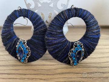 Orecchini a cerchio in lana e cristalli blu