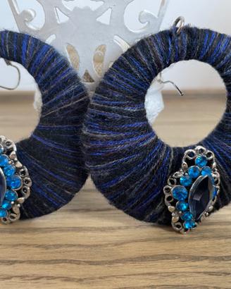 Orecchini a cerchio in lana e cristalli blu