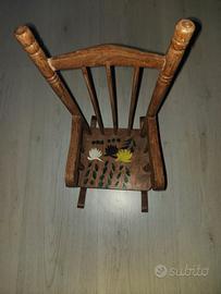 Piccola sedia in legno.