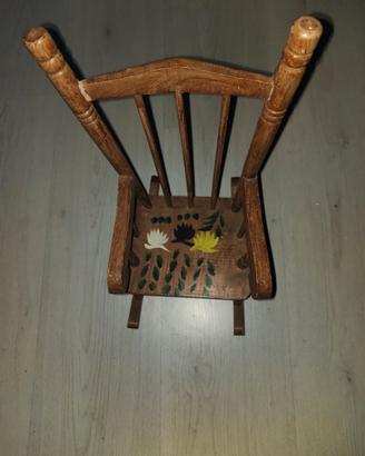 Piccola sedia in legno.