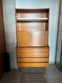 scrivania con cassettiera