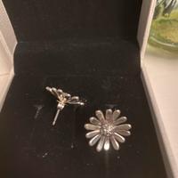 PANDORA Orecchini a lobo Margherita con pavé