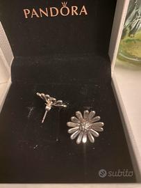 PANDORA Orecchini a lobo Margherita con pavé