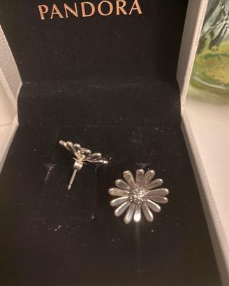 PANDORA Orecchini a lobo Margherita con pavé