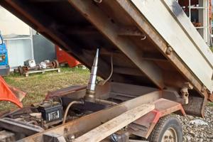 Cassone ribaltabile trilaterale per veicoli