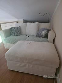 divano ikea 2 posti e pouf 