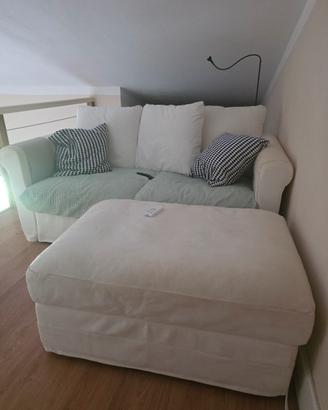 divano ikea 2 posti e pouf 