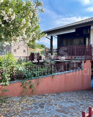 Casa con giardinetto, taverna e 4 posti auto
