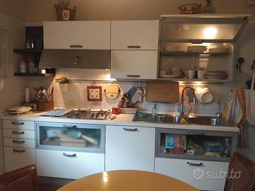 cucina completa di elettrodomestici 