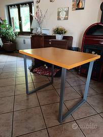 Scrivania giallo senape +gambe ferro artigianale