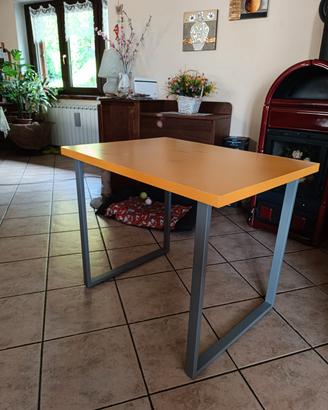Scrivania giallo senape +gambe ferro artigianale