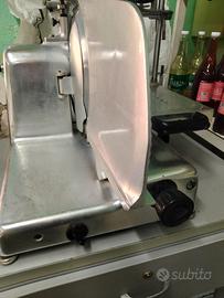 Affettatrice con lama  30