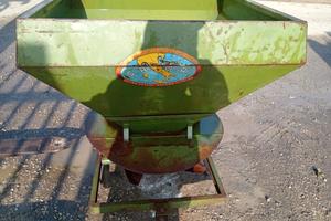 Trattore spandi concime 350 kili tre punti marca s