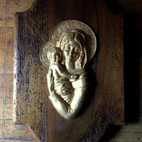 Madonna in bronzo dorato su legno di noce antico