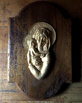 Madonna in bronzo dorato su legno di noce antico