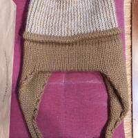 Cappello beige con pompom