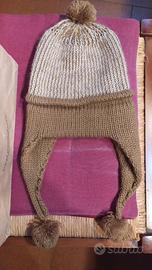 Cappello beige con pompom