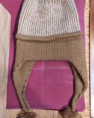 Cappello beige con pompom