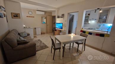 Casa indipendente con garage doppio e giardino