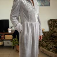 Vestito in tessuto felpato fatto a mano