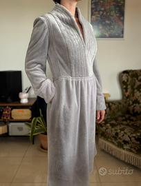 Vestito in tessuto felpato fatto a mano