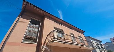 Casa semindipendente di 200 mq con garage e corte