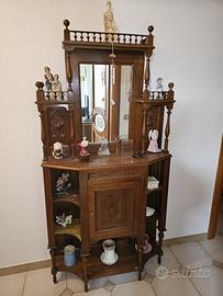Mobile alto in legno con specchio e vetrinette