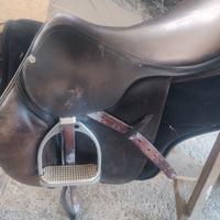 sella all'inglese tenuta bene 