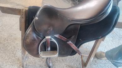 sella all'inglese tenuta bene 