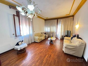 Casa indipendente di 389 m² con più di 5 locali a 