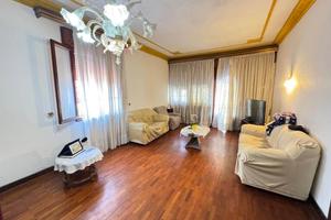 Casa indipendente di 389 m² con più di 5 locali a 