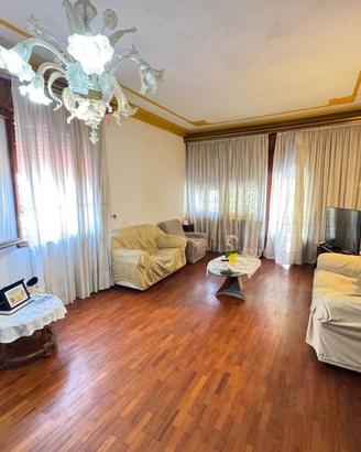 Casa indipendente di 389 m² con più di 5 locali a 
