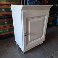 Comodino/Pensile Bianco Con Ruote